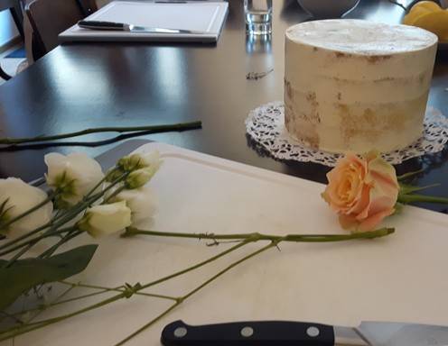 Messer, Deko, Blumen und Kuchen sind bereit - ob wir es auch sind?

Gemeinsam geht's jedenfalls leichter - daher bilden wir mit der lieben Kollegin von "Stilechtes" kurzerhand ein kleines, feines Tortendeko-Team!