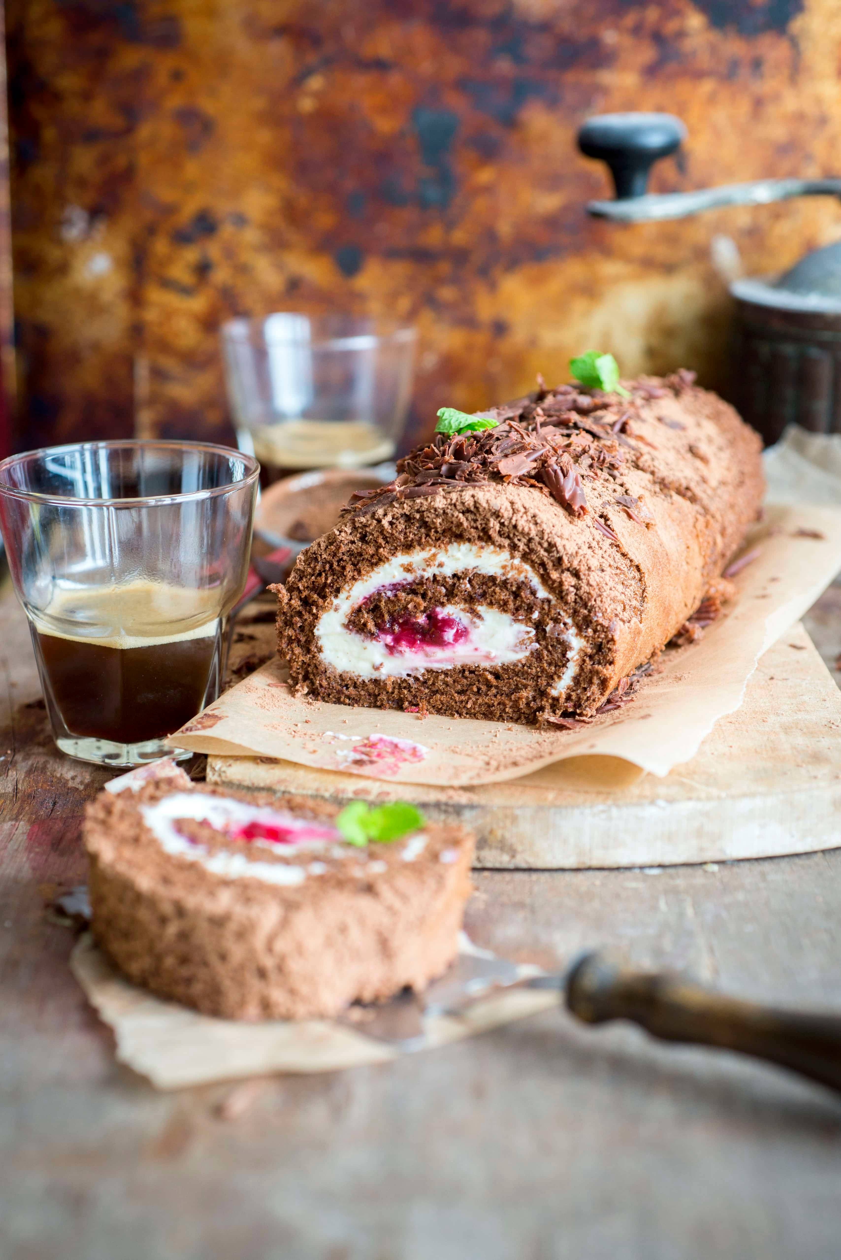 Biskuitroulade mit Mascarpone-Kirschen-Füllung Rezept