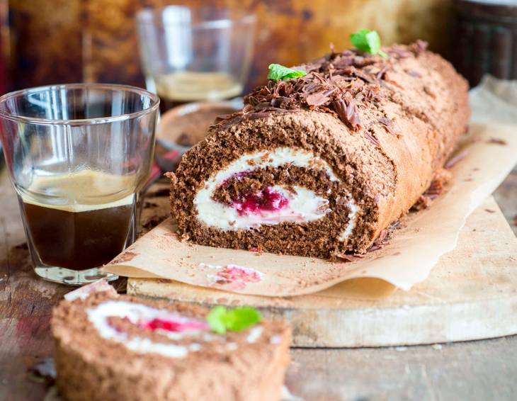 Biskuitroulade mit Mascarpone-Kirschen-Füllung