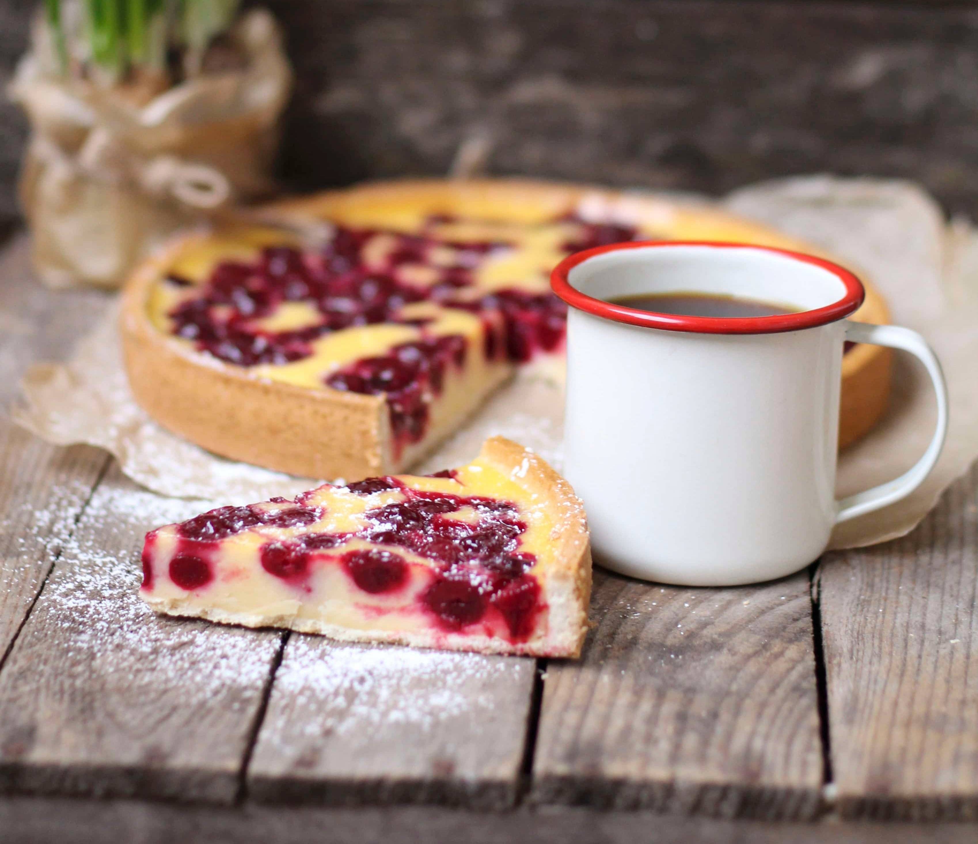 Vanillepuddingkuchen mit Kirschen Rezept