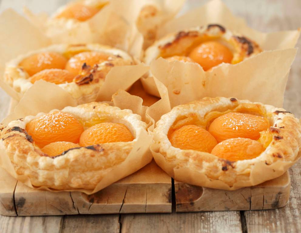 Blätterteigtörtchen mit Marillen und Vanillecreme Blätterteigtörtchen mit Marillen und Vanillecreme