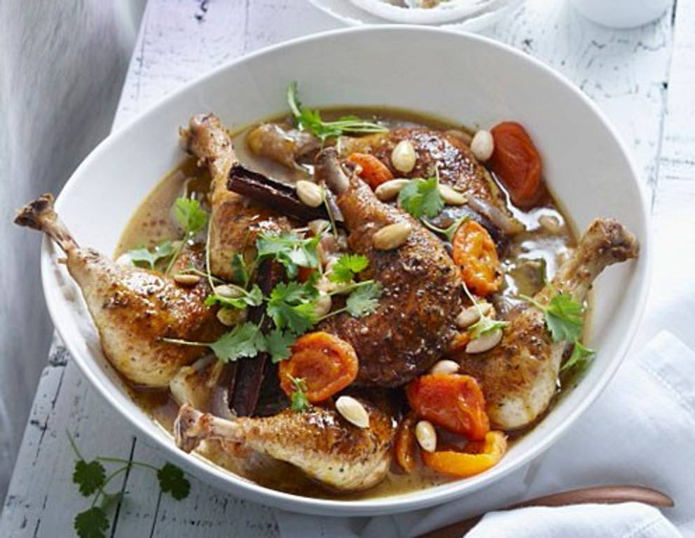 Hühner-Tajine mit Marillen und Mandeln Hühner-Tajine mit Marillen und Mandeln