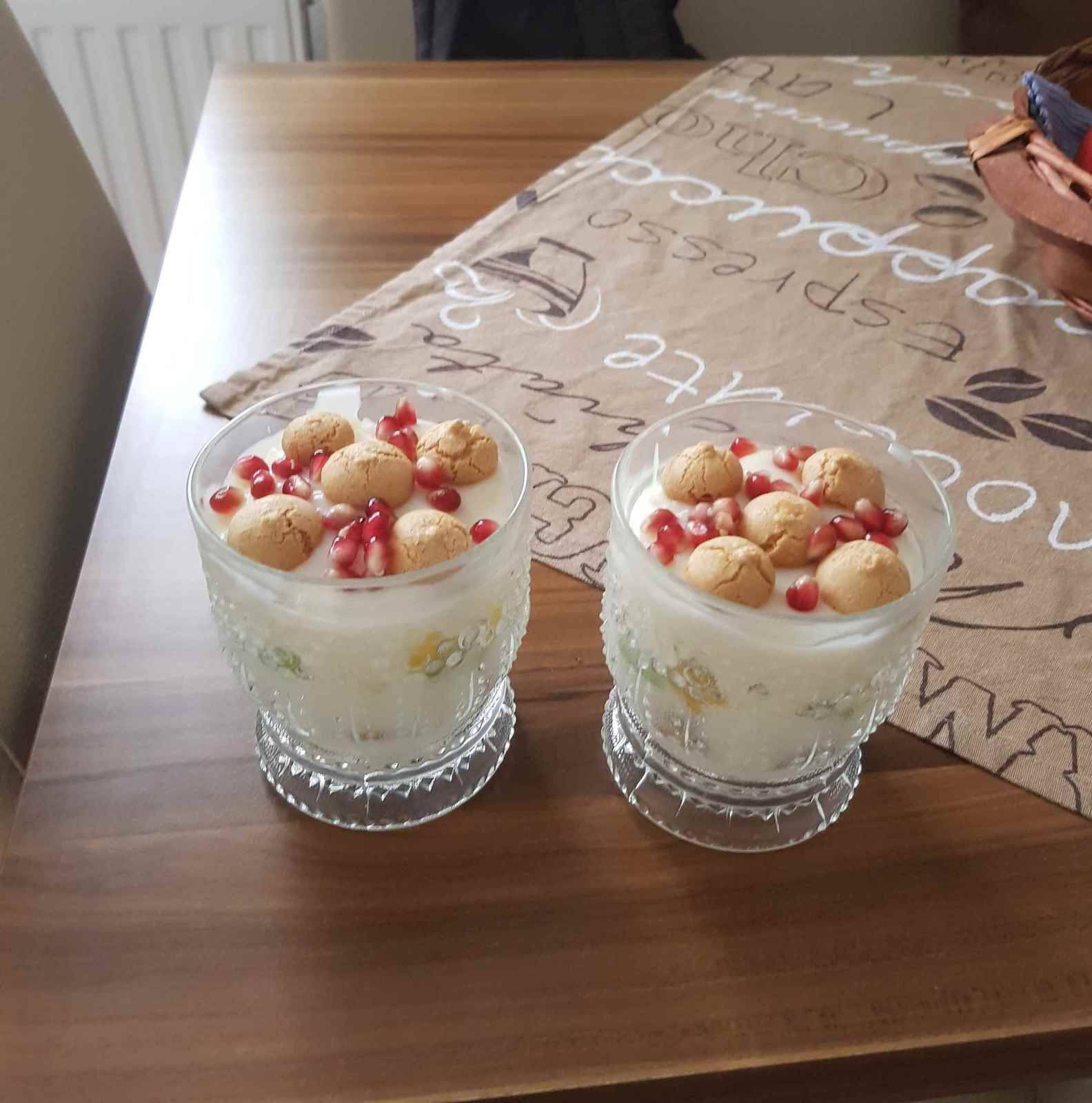 Fruchtiges Pudding-Obst-Amarettini-Dessert