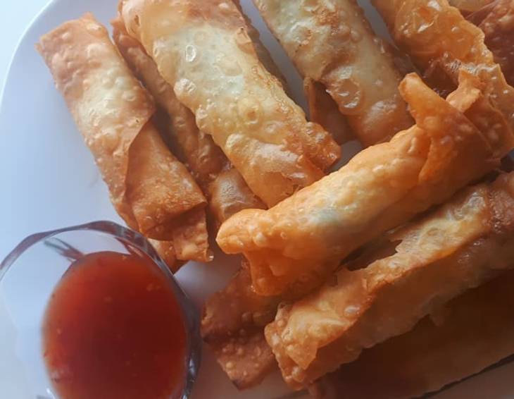 Frühlingsrollen mit Fisch und Chili Sauce Frühlingsrollen mit Fisch und Chili Sauce