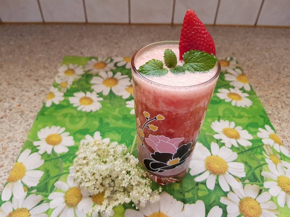 Erdbeer-Ananas Smoothie Rezept - ichkoche.de