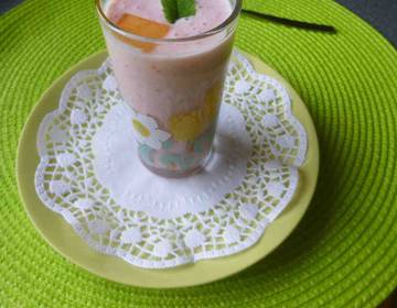 Joghurt mit Obst und Zuckermelonestücken
