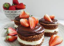 Brownietörtchen mit weißer Ricottacreme Brownietörtchen mit weißer Ricottacreme