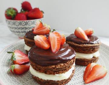 Brownietörtchen mit weißer Ricottacreme Brownietörtchen mit weißer Ricottacreme