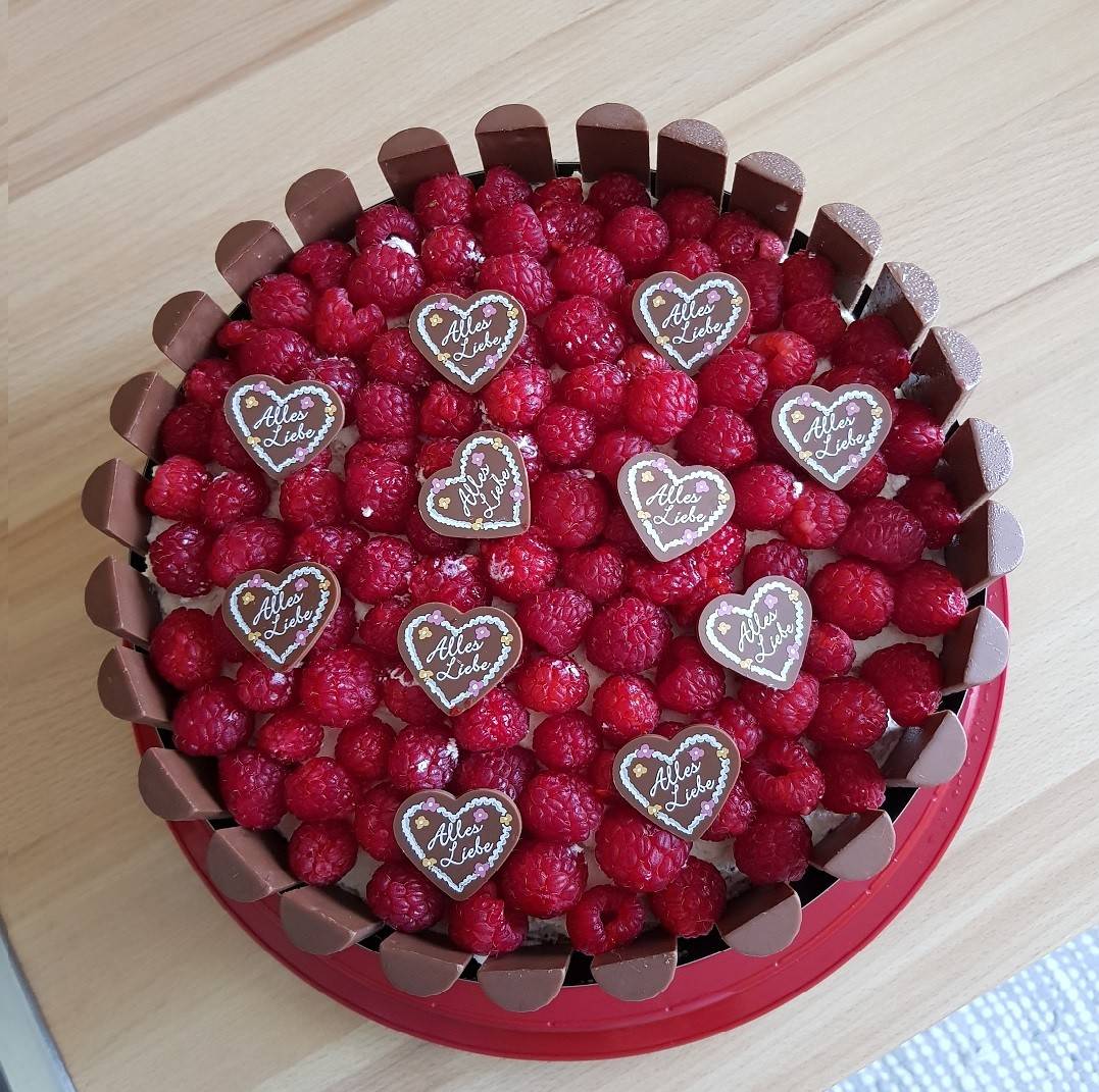 Muttertagstorte mit Himbeeren und Brandteigkrapferl