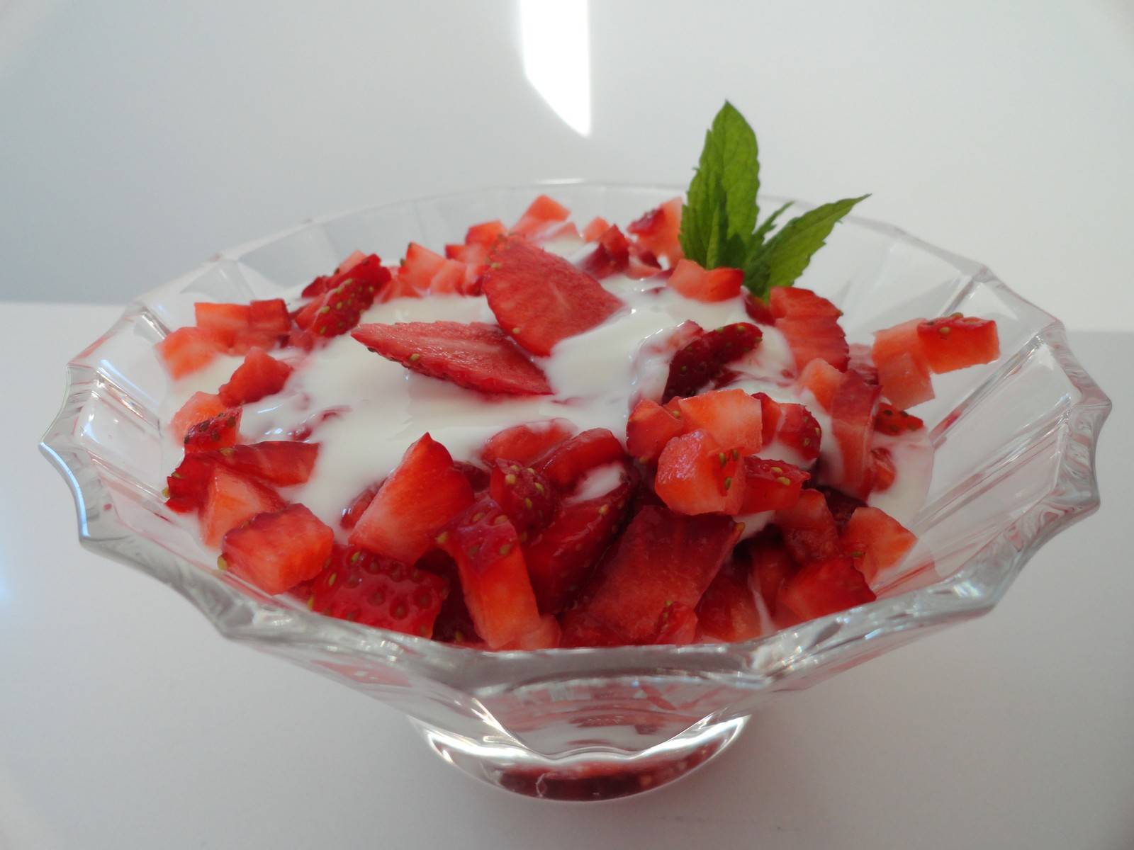 Joghurt-Mascarponecreme mit frischen Erdbeeren