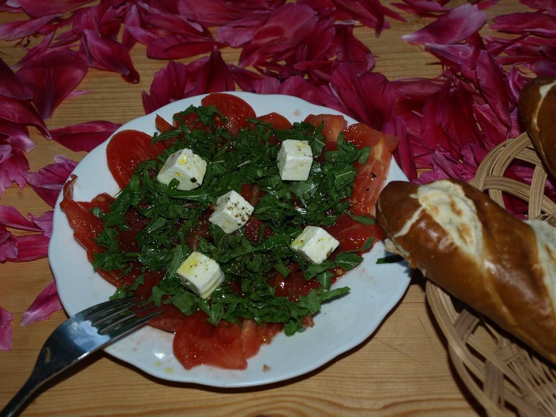 Tomaten-Rucola-Teller mit Ziegenkäse