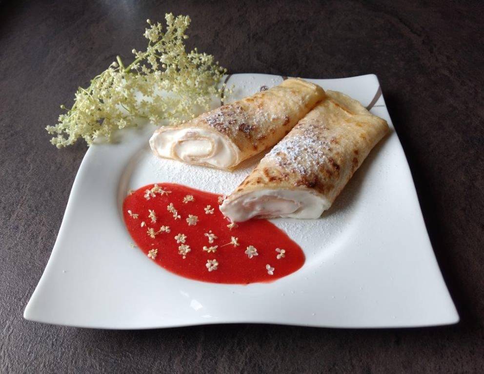 Topfen-Hollerpalatschinken mit Erdbeerpüree Topfen-Hollerpalatschinken mit Erdbeerpüree