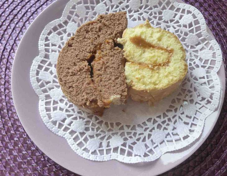 Biskuitroulade schwarz und weiß Biskuitroulade schwarz und weiß
