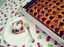 Stracciatella-Bananenkuchen mit Kirschen Stracciatella-Bananenkuchen mit Kirschen