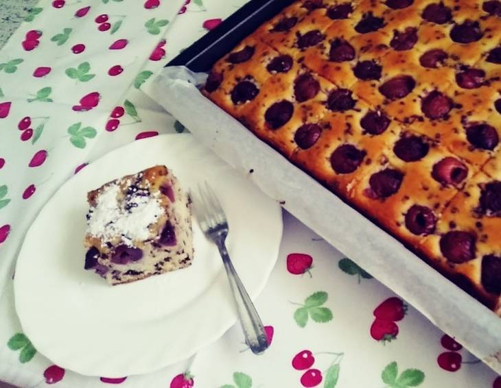 Stracciatella-Bananenkuchen mit Kirschen