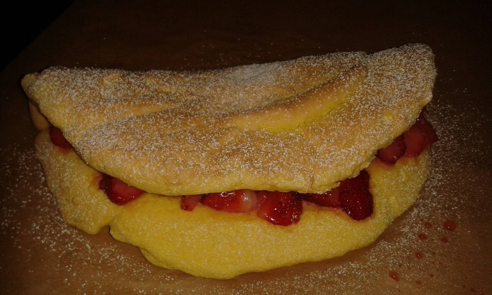 Bisquit-Omelett mit Erdbeeren Rezept - ichkoche.de
