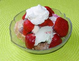 Eiskreation mit Biskuit und Erdbeeren