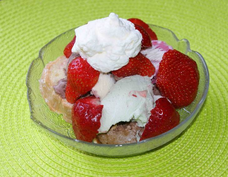 Eiskreation mit Biskuit und Erdbeeren Eiskreation mit Biskuit und Erdbeeren