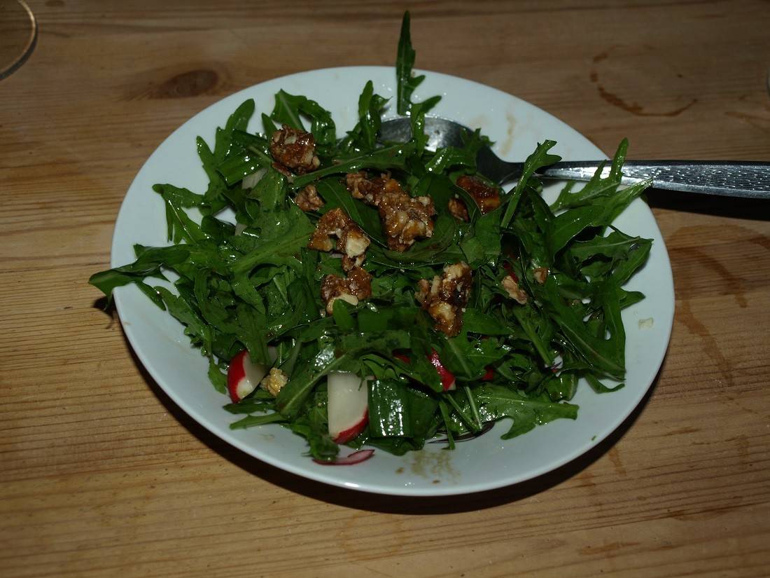 Rucola-Radieschensalat mit karamelisierten Walnüssen