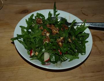 Rucola-Radieschensalat mit karamelisierten Walnüssen Rucola-Radieschensalat mit karamelisierten Walnüssen