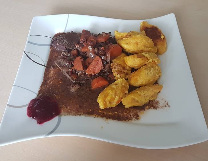 Rehkeule in Rotwein gedünstet