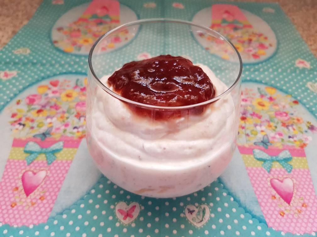 Topfendessert mit Rhabarber-Erdbeer-Marmelade