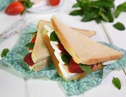 Sandwich mit Erdbeeren, Brie und Minze
