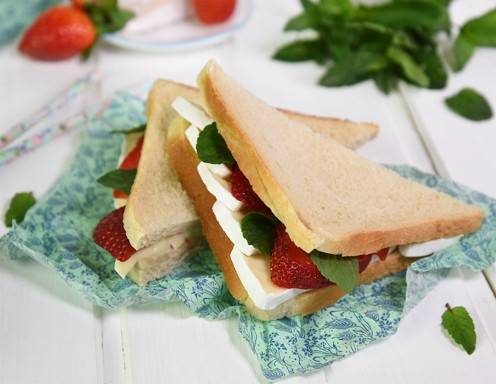 Sandwich mit Erdbeeren, Brie und Minze Rezept