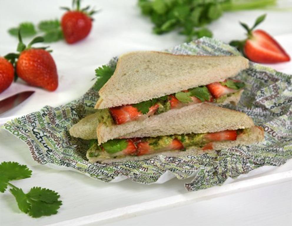 Sandwich mit Erdbeeren und Avocadocreme Sandwich mit Erdbeeren und Avocadocreme