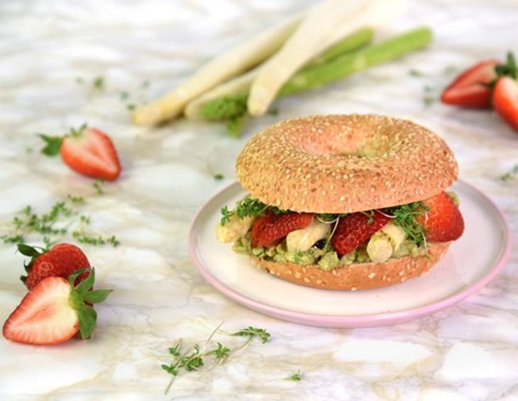 Bagel mit Erdbeeren und Spargel