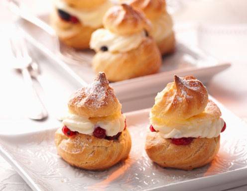 Brandteigkrapferl mit Ribiseln Rezept