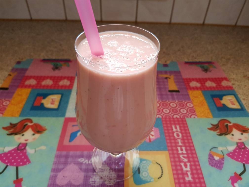 Erdbeer-Rhabarber Buttermilch-Shake