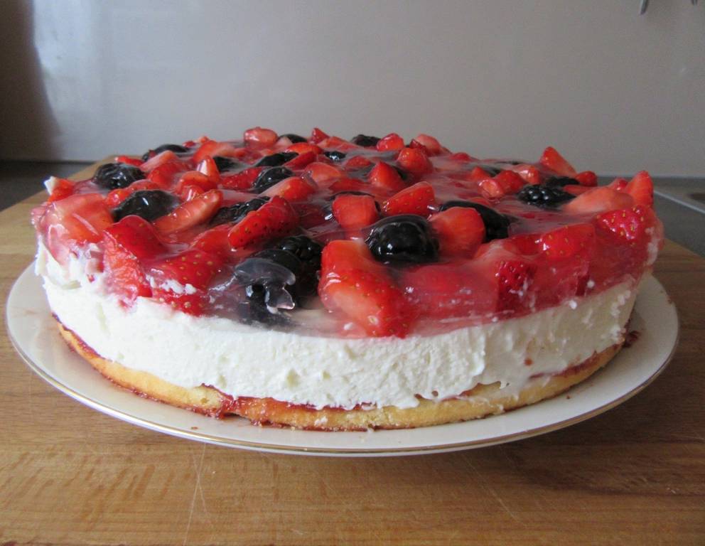 Erdbeer-Brombeer-Topfentorte Erdbeer-Brombeer-Topfentorte