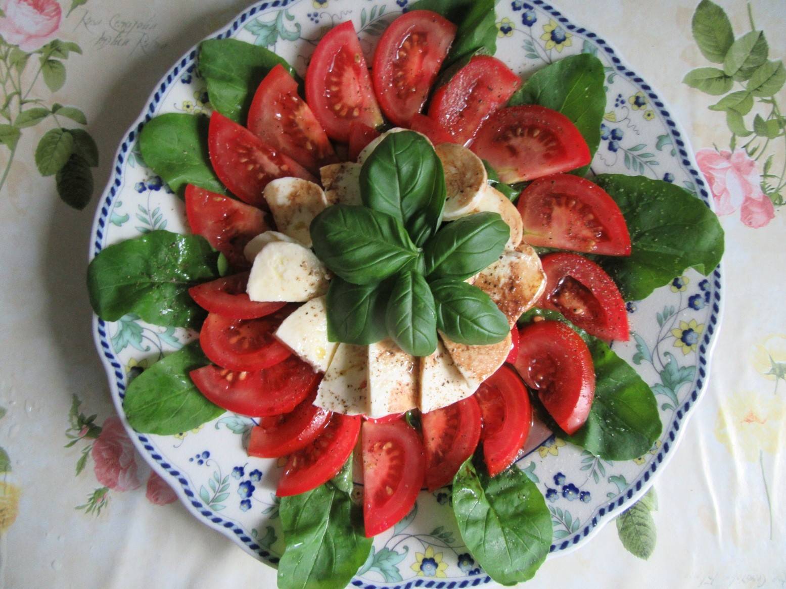 Pflücksalat auf Mozzarella-Tomate