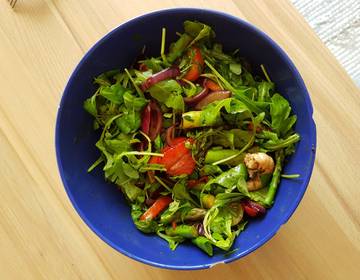 Stangenspargel-Salat mit Erdbeeren
