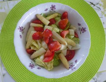 Spargelsalat mit Erdbeeren Spargelsalat mit Erdbeeren