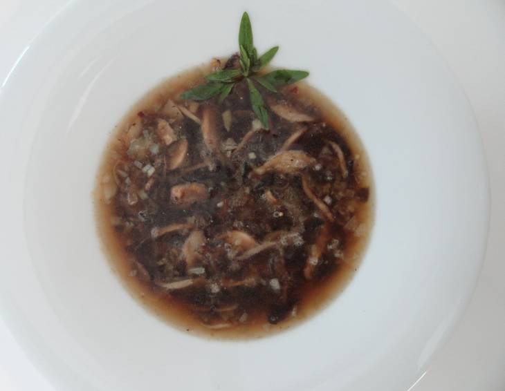Klare Pilzsuppe Klare Pilzsuppe