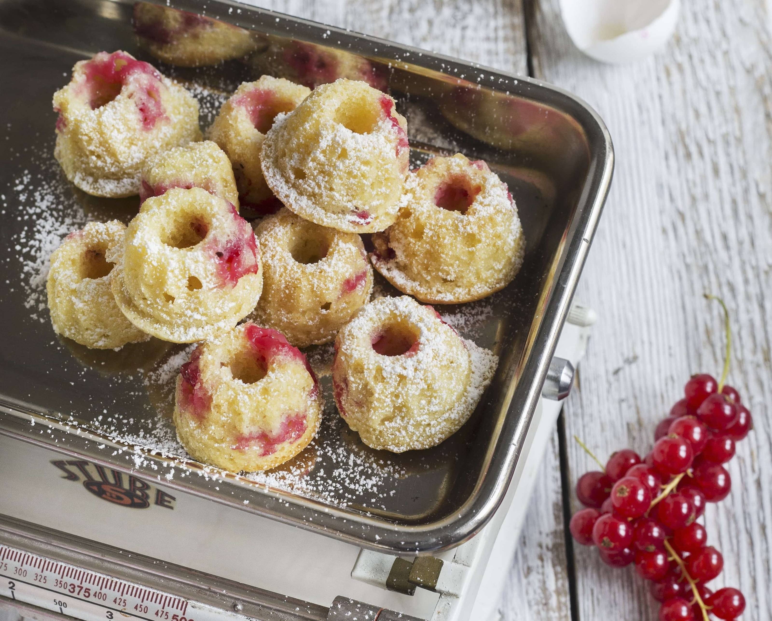 Mini-Gugelhupfe mit Ribiseln Rezept