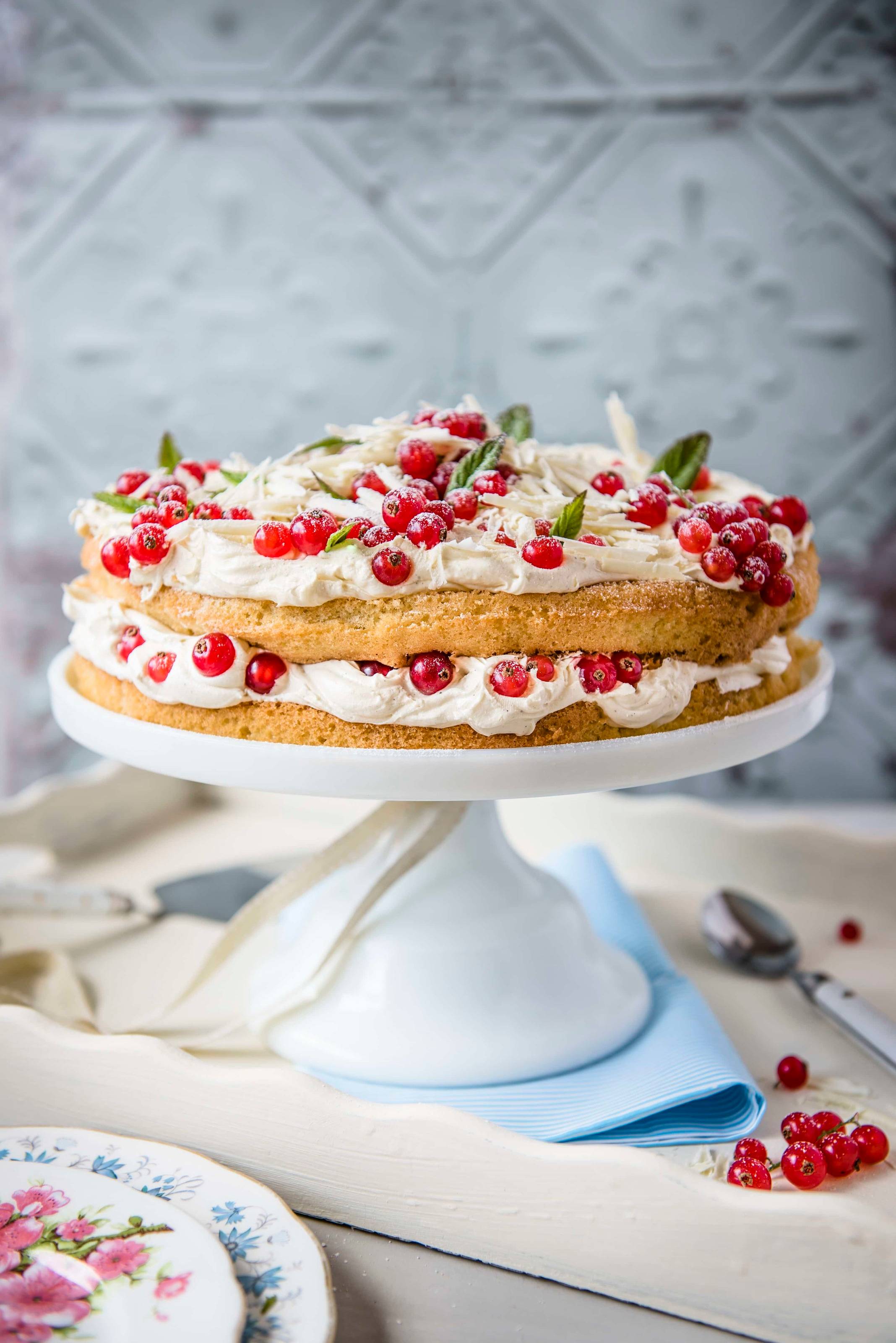 Kuchen mit weißer Schokoladencreme und Ribiseln Rezept