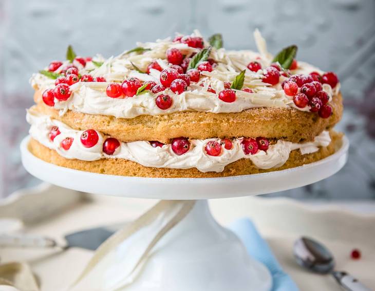 Kuchen mit weißer Schokoladencreme und Ribiseln