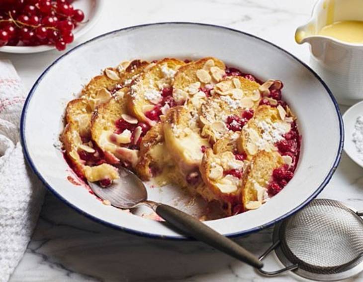 Ofenschlupfer mit Ribiseln und Vanillesauce Ofenschlupfer mit Ribiseln und Vanillesauce