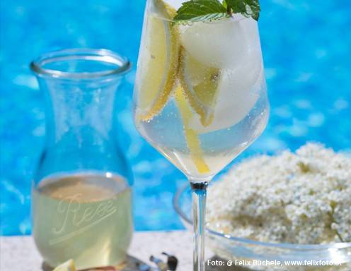 Eingerexter Holundersirup Rezept - ichkoche.ch Eingerexter Holundersirup Rezept - ichkoche.ch