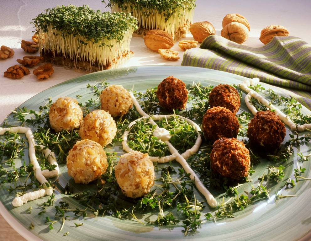 Käsebällchen auf Kresse Käsebällchen auf Kresse