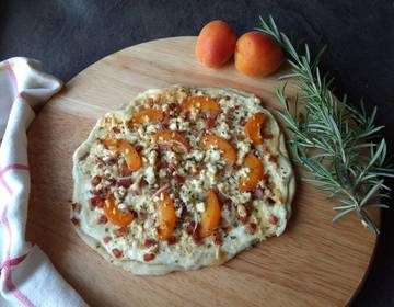 Marillen-Speck-Flammkuchen