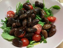 Käferbohnensalat mit Kernöl, Rucola und Tomaten.