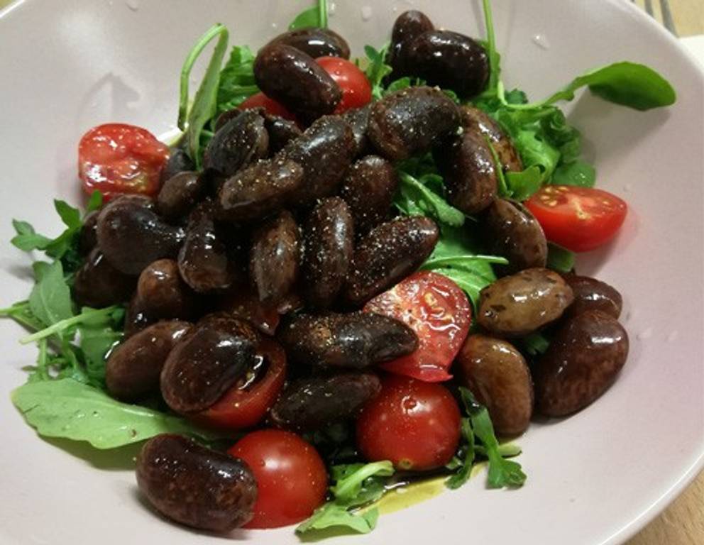 Käferbohnensalat mit Kernöl, Rucola und Tomaten.