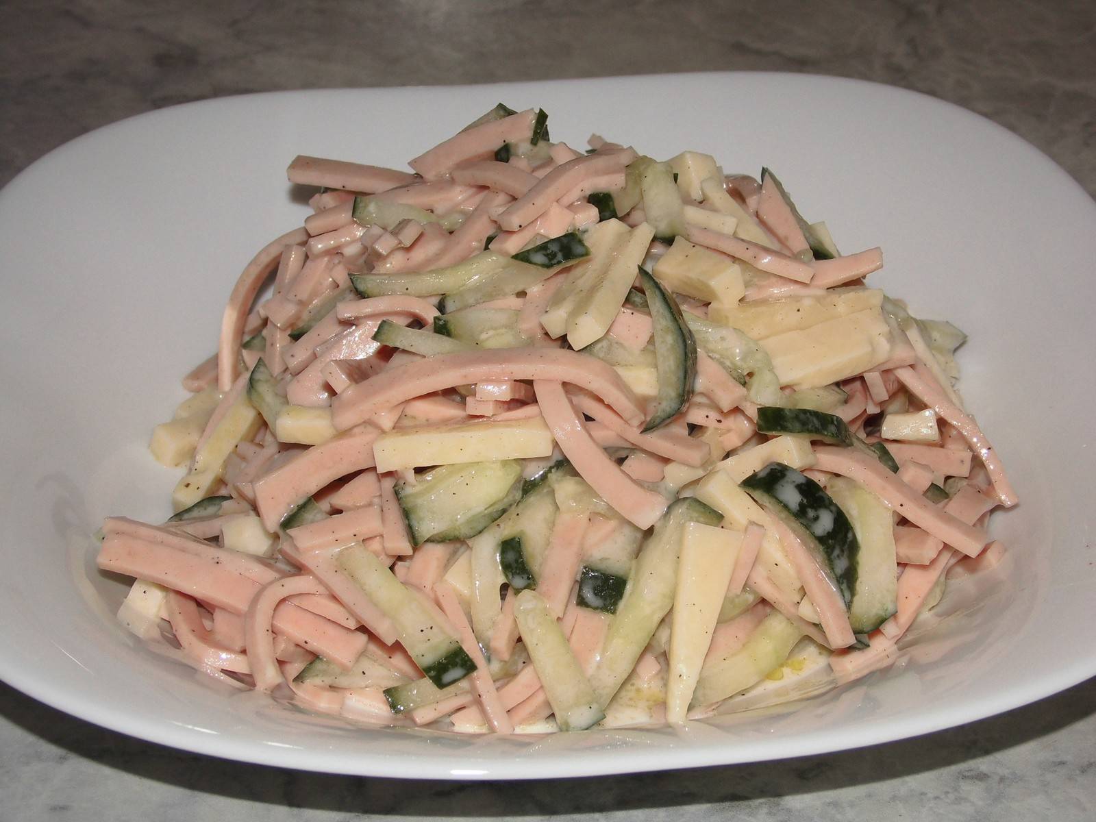 Wurstsalat mit Käse