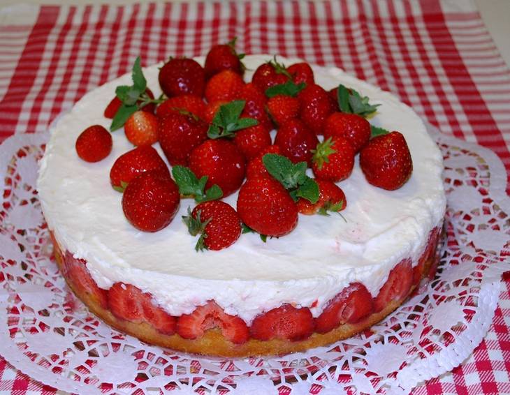 Joghurt-Torte mit Früchten der Saison