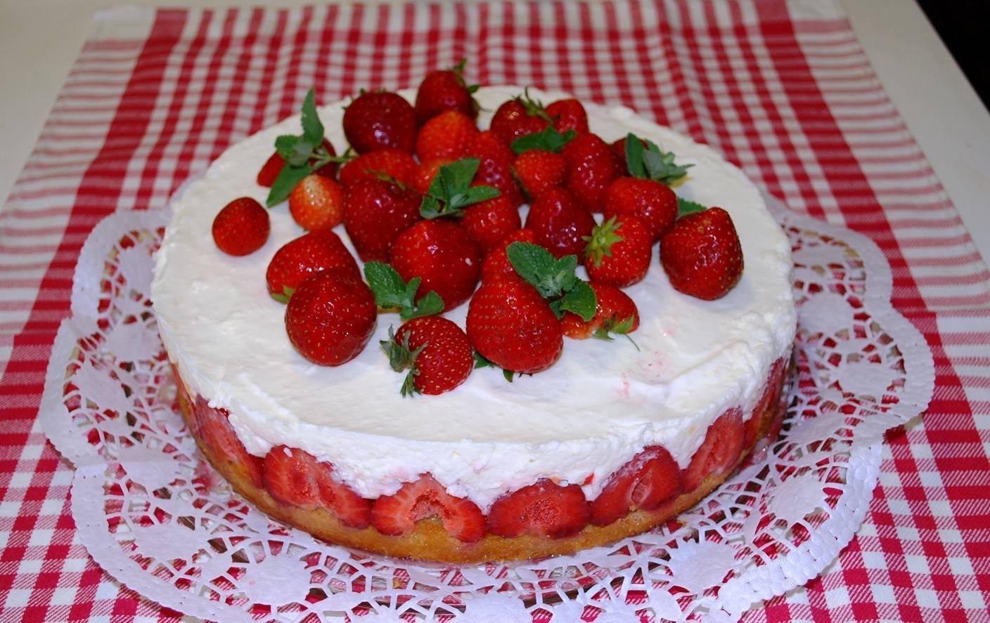 Joghurt-Torte mit Früchten der Saison Rezept - ichkoche.at Joghurt-Torte mit Früchten der Saison Rezept - ichkoche.at