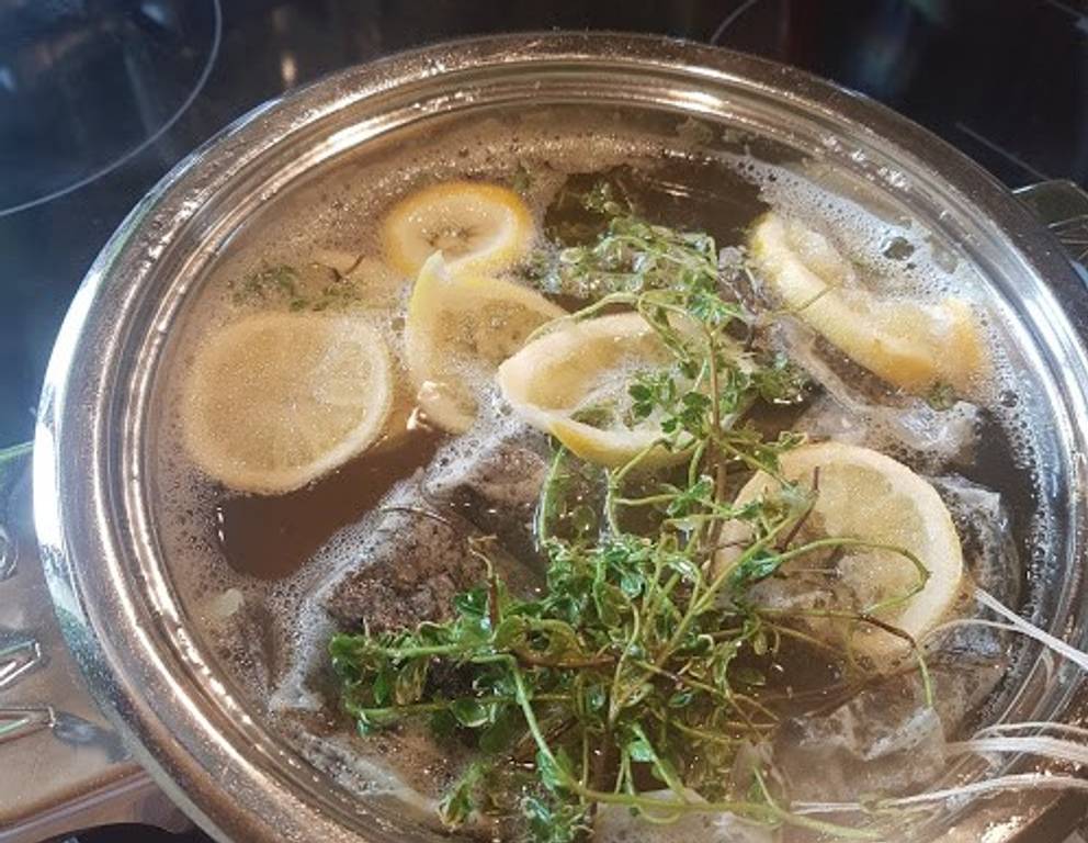 Grüntee-Sirup mit Zitronenthymian Grüntee-Sirup mit Zitronenthymian